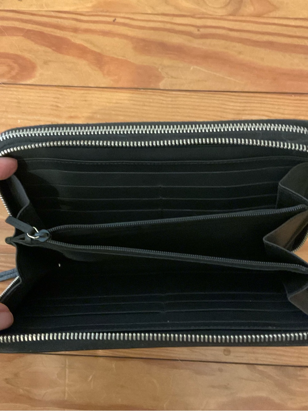 Gucci Black Leather Zip-Around Wallet with Signature Web Detail - Picture 6 of 9